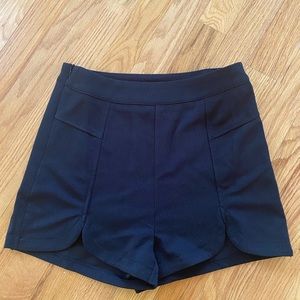 Cute scalloped shorts xs